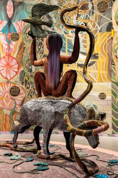 Emma Talbot: Chimera, 2025. Näkymä näyttelystä Why Look at Animals? A Case for the Rights of Non-Human Lives. ΕΜΣΤ – National Museum of Contemporary Art Athens, 3.4.2025–15.2.2026. Kuva: Paris Tavitian. Taiteilijan ja Galerie Onrustin (Amsterdam) luvalla.