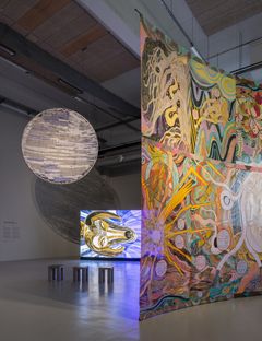 Näkymä näyttelystä Emma Talbot: Are You a Living Thing That Is Dying or a Dying Thing That Is Living? Copenhagen Contemporary, 1.2.2025–31.8.2025. Kuva: David Stjernholm. Taiteilijan ja Galerie Onrustin (Amsterdam) luvalla.