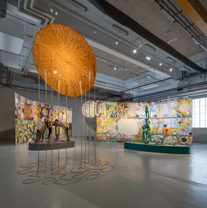 Näkymä näyttelystä Emma Talbot: Are You a Living Thing That Is Dying or a Dying Thing That Is Living? Copenhagen Contemporary, 1.2.2025–31.8.2025. Kuva: David Stjernholm. Taiteilijan ja Galerie Onrustin (Amsterdam) luvalla.