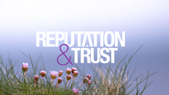 Yrityksen T-Media uusi nimi, "Reputation and Trust Analytics", violetin ja valkoisen tekstin taustalla nurmikko ja kukkia.