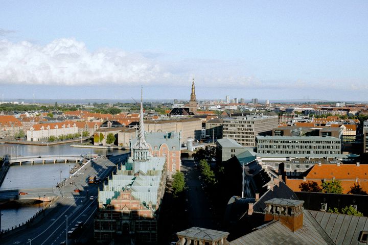 Ilmakuva Kööpenhaminan keskustasta, jossa näkyy kanavia, vanhoja rakennuksia ja kirkontorneja.