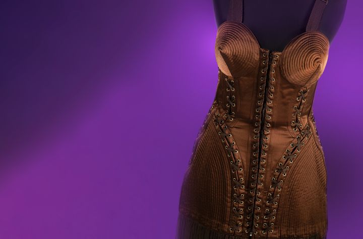 Muun muassa tämä upea Jean-Paul Gaultierin puku on nähtävillä Muodin huipulla -näyttelyssä.