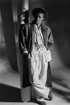 Mies pukeutuneena 1980-luvun muotiin: leveät housut, takki, kravatti ja hattu.