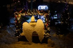 Valokuva valaistusta enkelistä Näsinpuistossa, ympärillä joulukoristeita ja lunta.