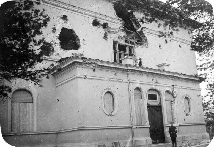 Näkymä Näsilinnasta, joka on vaurioitunut sisällissodan taisteluissa. Seinissä on useita aukkoja ja vaurioita.