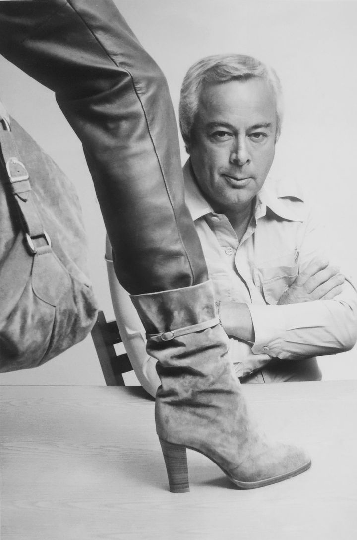 Pertti Palmroth vuonna 1979. Pertti Palmrothin (1931–2020) ura alkoi suunnittelijana ja markkinointitehtävissä isänsä Pentti Palmrothin johtamassa Partolan kenkätehtaassa 1950-luvulla. Vuosikymmenten mittaan hänestä kasvoi kansainvälisesti tunnettu ja tunnustettu kenkäsuunnittelija. Studio Sebastian Nurmi, Palmroth-suvun kokoelma.
