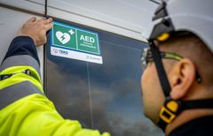 Kuvassa Elenian Jesse Jaakkola asettaa sydäniskurista kertovaa tarraa kumppaniyrityksen ajoneuvoon