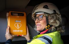 Kuvassa Miia Virtapuro sommittelee sydäniskuria kumppanin ajoneuvoon