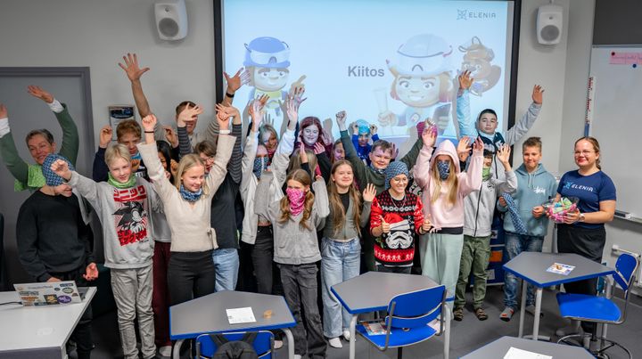 Koululaiset energisellä oppitunnilla