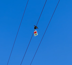 Heijastavat lintuvaroittimet auttavat joutsenia havaitsemaan ilmajohdot ajoissa ja väistämään ne turvallisesti.