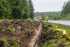 Maakaapelointi vähentää sähkökatkoja, kun sähköjohdot ovat maan alla turvassa myrskyiltä, ukkosilta ja lumikuormilta.