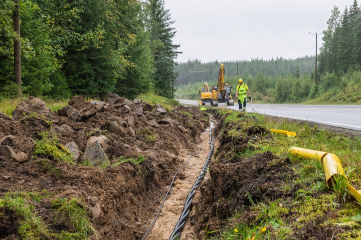 Maakaapelointi vähentää sähkökatkoja, kun sähköjohdot ovat maan alla turvassa myrskyiltä, ukkosilta ja lumikuormilta.