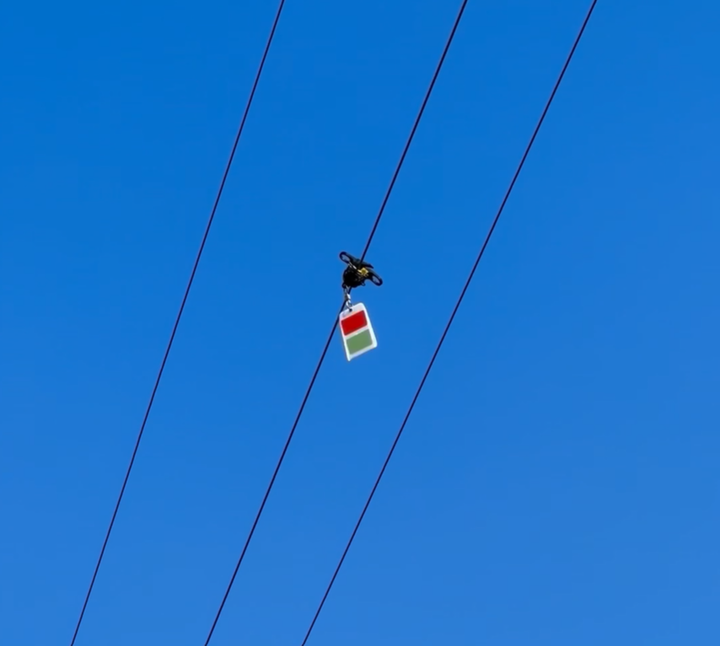 Heijastavat lintuvaroittimet auttavat joutsenia havaitsemaan ilmajohdot ajoissa ja väistämään ne turvallisesti.