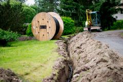 Maakaapelointi vähentää sähkökatkoja, kun sähköjohdot ovat maan alla turvassa myrskyiltä, ukkosilta ja lumikuormilta.