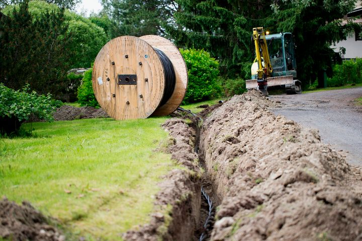 Maakaapelointi vähentää sähkökatkoja, kun sähköjohdot ovat maan alla turvassa myrskyiltä, ukkosilta ja lumikuormilta.