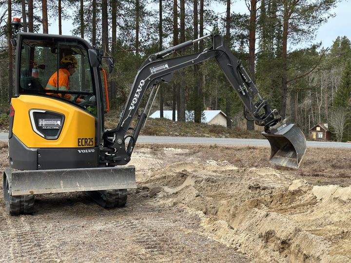 Liesjärven työmaalla Elenian urakoitsijakumppanilla Veljekset Hemmingillä oli keväällä testikäytössä sähköinen kaivinkone, jonka avulla kerättiin kokemuksia vähäpäästöisemmästä rakentamisesta.