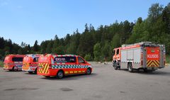 Neljä pelastusajoneuvoa.