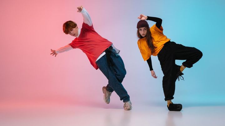 Kaksi henkilöä tansii