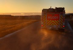 Paloauto ajaa talviauringossa.