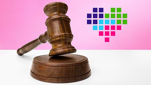 Monivärinen VAKEn sydänlogo on ruskea kokousnuijan taustalla.