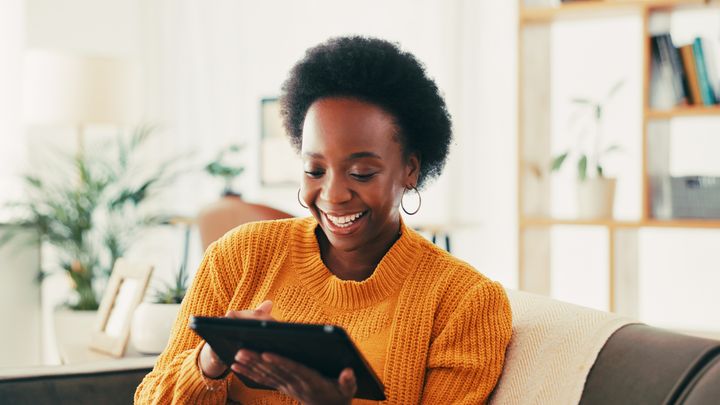 Henkilö katsoo tablettilaitetta