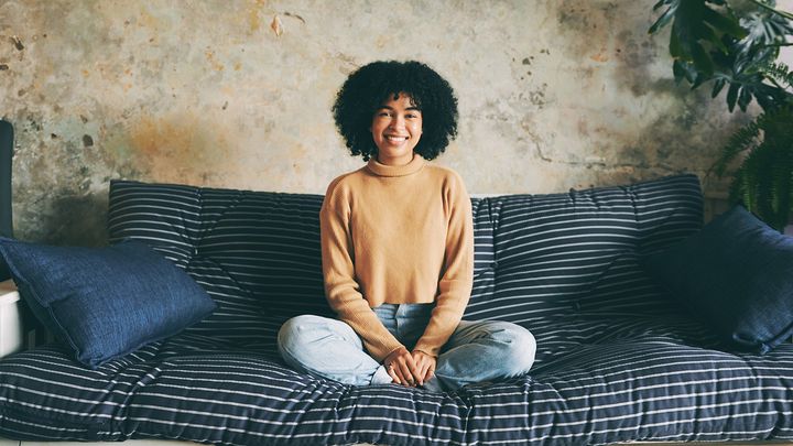 Henkilö istuu sohvalla