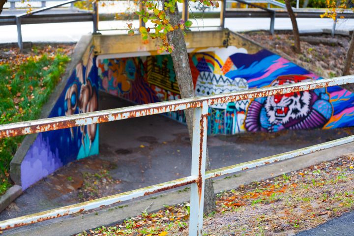 Kulunut kävelytien kaide ja alikulkutunneli