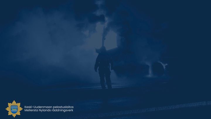Pelastusalan ammattilainen kävelee savun keskellä.