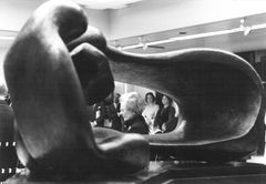 Henry Moore, Lepäävä äiti ja lapsi, 1960-61. Pronssi, 89 x 230 cm, Sara Hildénin Säätiö. Kuva: Sara Hildénin Säätiön arkisto