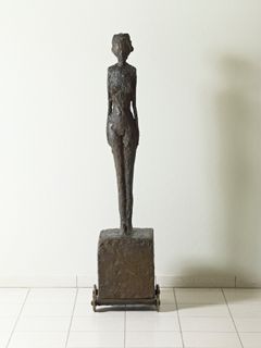 Alberto Giacometti. Nainen rattailla, 1943, 1962. Pronssi, 162 x 40 x 36 cm. Sara Hildénin Säätiö. Kuva: Jussi Koivunen