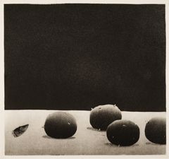 Mustavalkoinen grafiikanvedos dramaattisesti valaistusta asetelmasta, jossa on kalanpää ja neljä perunaa.