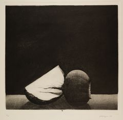 Mustavalkoinen grafiikanvedos dramaattisesti valaistusta lantunpalasta, jonka halkaistua pintaa vasten piirtyy punajuuren juuri varjoineen.