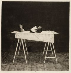 Mustavalkoinen grafiikanvedos dramaattisesti valaistusta pukkijalkaisesta pöydästä, jossa vinosti asetellun valkoisen pöytäliinan päälle on koottu asetelma kolmesta juureksesta.