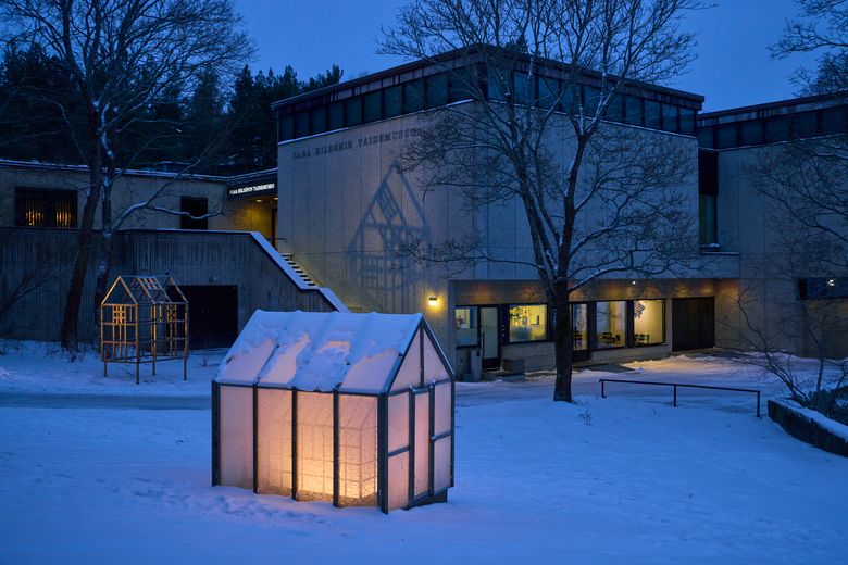 Näkymä Sara Hildénin taidemuseosta veistospuistosta talvella ilta-aikaan.