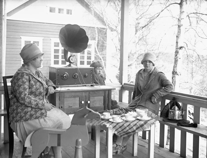 Kahvihetki 1920-luvulla Kurussa. Kuvaaja: Jalmari Mantere. Radioaallon harjalla – Kidekoneesta podcastiin, Vapriikki