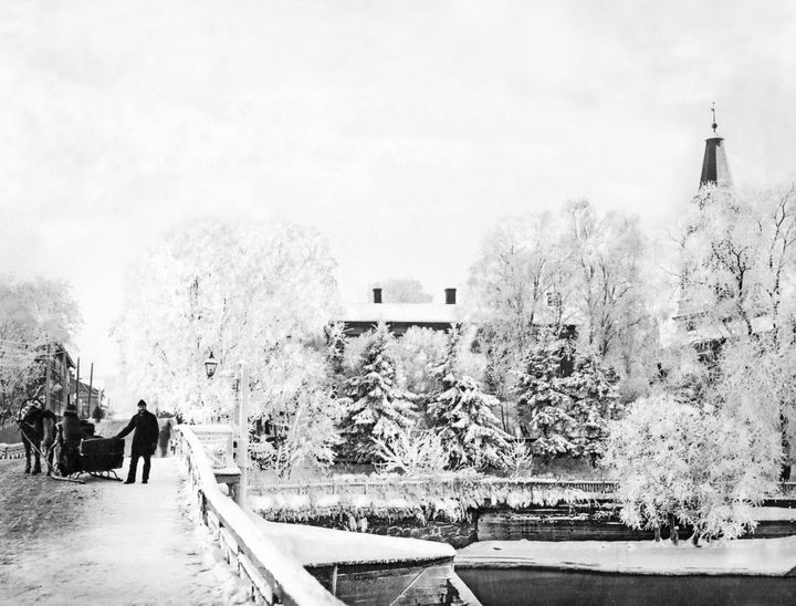 Kuvateksti: Reki ja vaatimaton ljylyhty puisella Hmeensillalla vuonna 1882. Tm on Vapriikin kuva-arkiston varhaisin talviaiheinen valokuva.