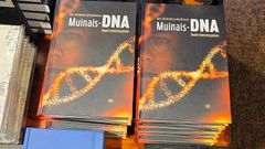Kirjoja pinossa, kansissa lukee "Muinais-DNA - Avain menneisyyteen" ja näkyy DNA-ketju.