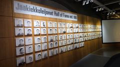 Näyttelyseinä, jossa on esillä Jääkiekkoleijonien valokuvia ja nimiä.