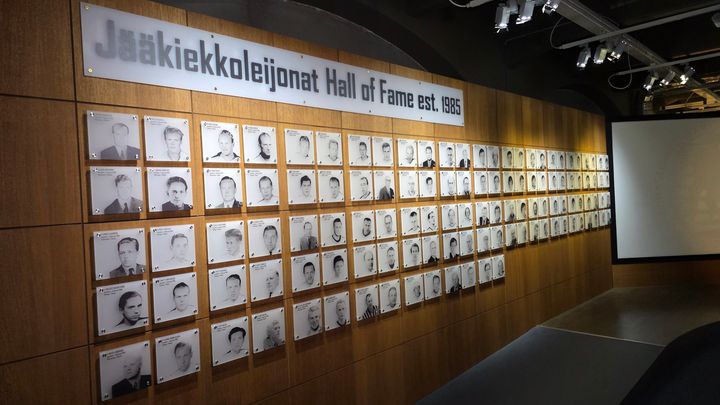 Näyttelyseinä, jossa on esillä Jääkiekkoleijonien valokuvia ja nimiä.