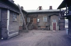 Ajalta ennen museokorttelia. Nykyisen Kahvila Amurin Helmen sisäpihasta ei aina ole voinut puhua varsinaisena väriläiskänä, kuten tämä Aarne Männistön ottama kuva vuodelta 1975 osoittaa.