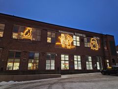 Vapriikin seinässä on valokoristeita, joissa on eläinfiguureja.