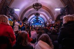 Tuhansia ihmisiä kokoontuneena maanalaiselle keikalle Kiovassa.