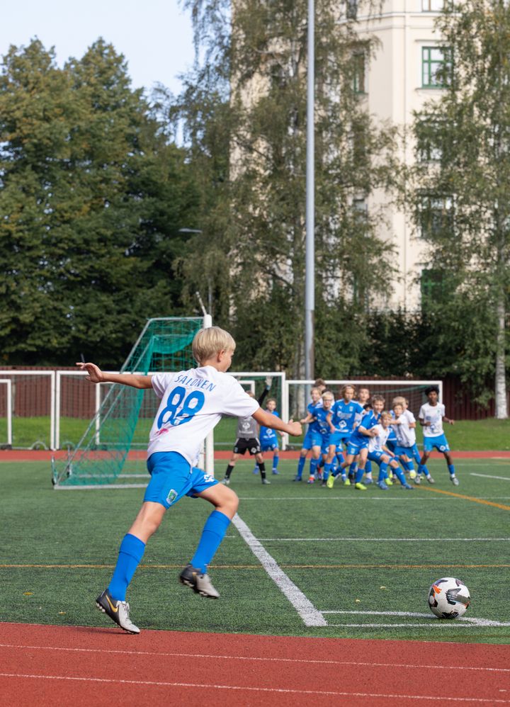 Jalkapalloa museossa?! Vapriikki kutsuu perheet tutustumaan Jalkapallon MM-kisat kautta aikojen -näyttelyyn sunnuntaina 26.4.