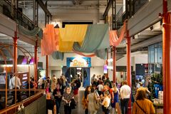 Vapriikin aulassa paljon ihmisiä, taustalla Olipa kerran -näyttely.