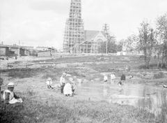 Samoihin aikoihin vuonna 1899, kun Venäjän keisari Nikolai II julkaisi Suomen perustuslakia loukkaavan helmikuun manifestin, suunniteltiin myös Juhannuskylään Johanneksen kirkkoa (Tuomiokirkkoa). Kirkon rakennustyöt aloitettiin vuonna 1902, ja se valmistui keväällä 1907. Uusi suomalainen kirkko toi vastapainon kosken itäpuolen kaupunkikuvaa siihen asti hallinneelle ortodoksikirkolle.