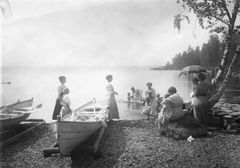 Pyynikistä tuli Tampereen ensimmäinen huvila-alue 1800-luvun puolivälissä. Tampereen varakkain henkilö, tukkukauppias Gustaf Oskar Sumelius rakennutti perheelleen kesänviettopaikan aivan Joselininniemen kärkeen vuonna 1874. Huvilan suunnittelijana oli rakennusmestari Johan Wallenius. Sumelius kuoli vuonna 1895, mutta huvila jäi perheen käyttöön aina tontin vuokraoikeuden päättymiseen, vuoteen 1907 saakka. Rakennus purettiin 1910-luvulla. Kuvassa vietetään kesäpäivää Sumeliuksen huvilan rannassa.
