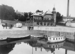 Tampereen Kauppaseura rakennutti vuonna 1905 toimitalonsa Laukontorin ja Kirkkokadun kulmatontille. Suunnittelijana oli arkkitehti August Krook, itsekin Kauppaseuran jäsen. Talosta haluttiin rakennuttajan toiveesta kodikas, ja siksi Krook sovelsi rakennuksensa arkkitehtuuriin suomalaisten puukirkkojen piirteitä. Graniitilla verhoillussa pohjakerroksessa oli puoteja. Kerhohuoneisto ravintoloineen, soittoparvineen ja biljardisaleineen oli toisessa kerroksessa. Kesällä ruokailtiin isolla terassilla. Salin kattoon oli maalattu linnunrata pienten sähkölamppujen toimittaessa tähtien virkaa. Tampereen Sanomat kirjoitti: ”Kun tummenevana iltana linnunradan tähtiin kiinnitetyt pienet sähkövalot, nappulata painettua, alkavat kimaltaa, kun torvien sävelet parvelta pauhuna kiirivät pitkin taivaanlakea ja kuu-ukko Hatanpään takaa peilaa kasvojansa alla vierivän virran välkkeeseen, silloin on Kauppaseuran juhlasali epäilemättä hauskin seurustelusali kaupungissamme.”