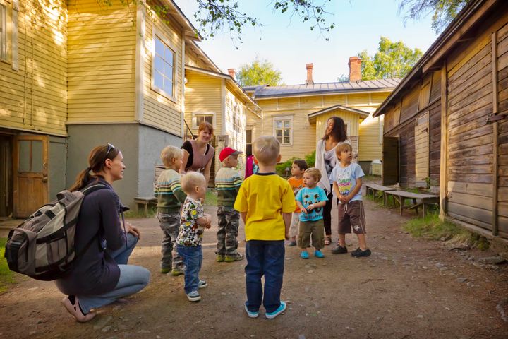 Pieniä lapsia leikkimässä ulkona Amurin museokorttelissa.