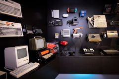 Nostalgiset konsolit ja kotimikrot löytyvät jatkossa näyttelytilan sisääntulolta.
