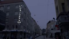 Rakennuksen seinään on heijastettu teksti: Tunneäly on megakyky.